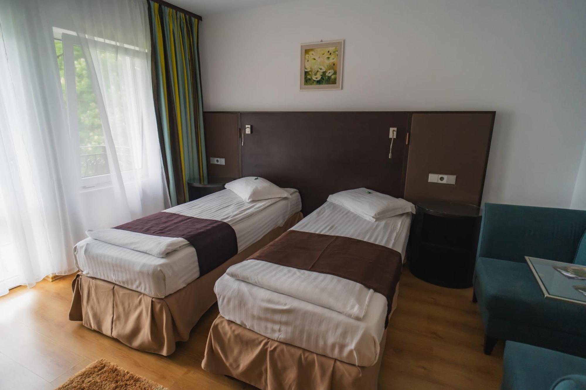 Hotel Dobsi Базна Екстериор снимка