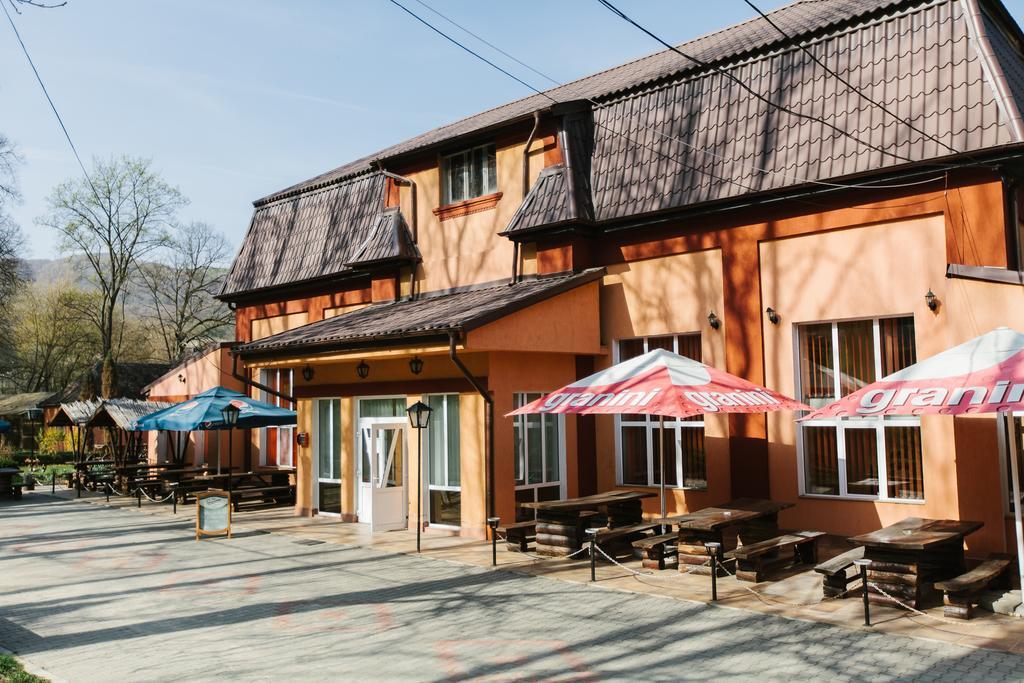 Hotel Dobsi Базна Екстериор снимка